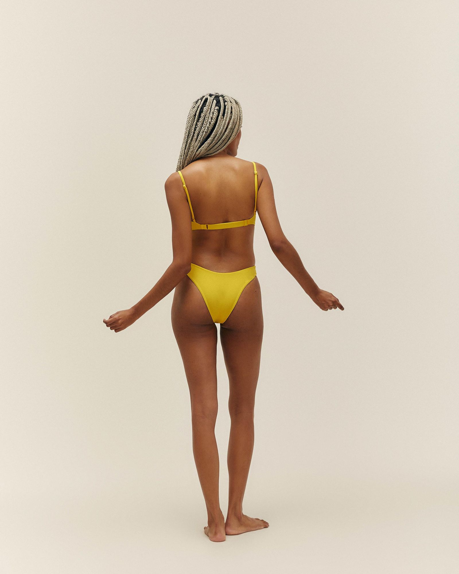 01030669_0346_2-TOP-MONICA-REGULAVEL-FP