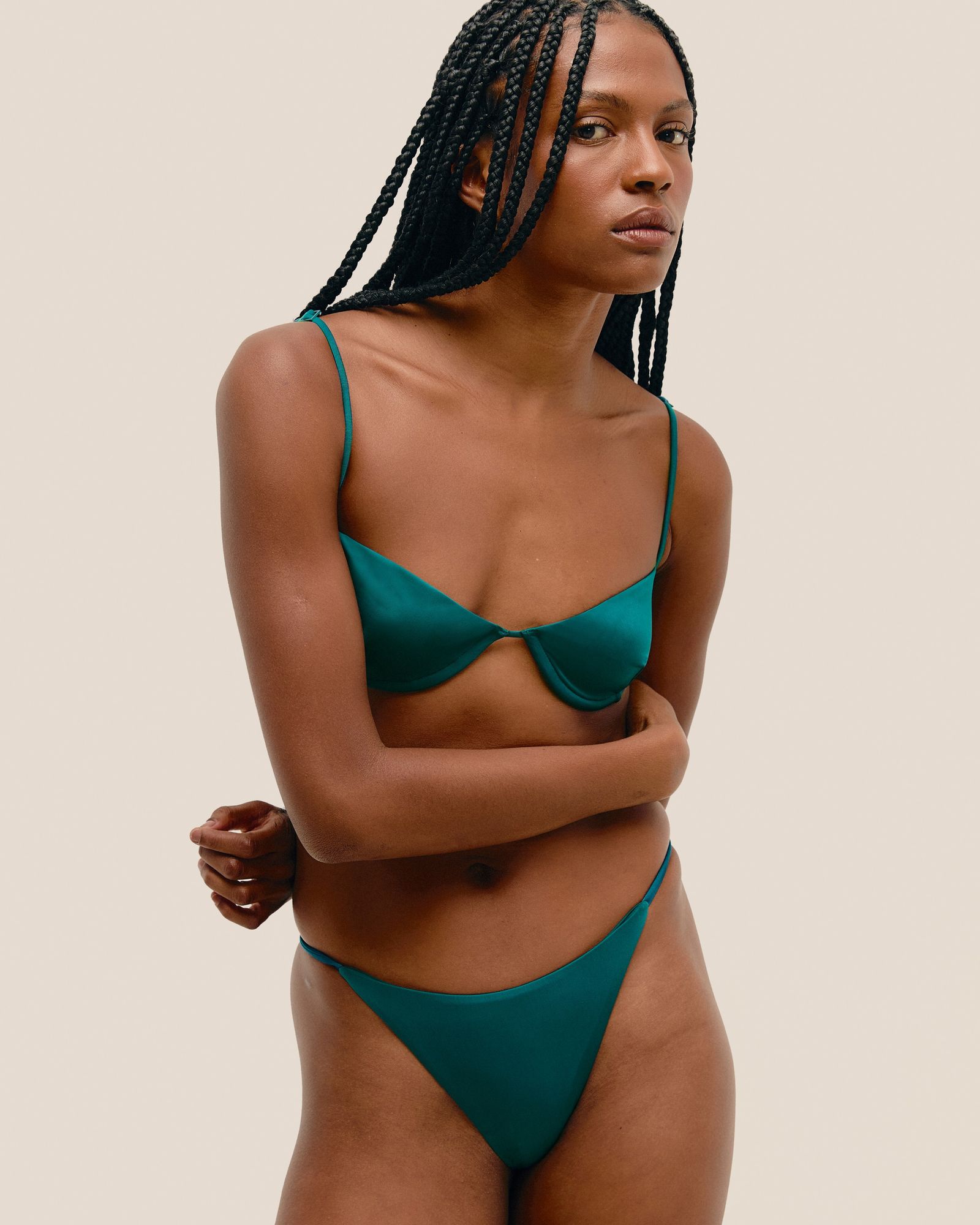 01030988_0406_7-TOP-ELLA