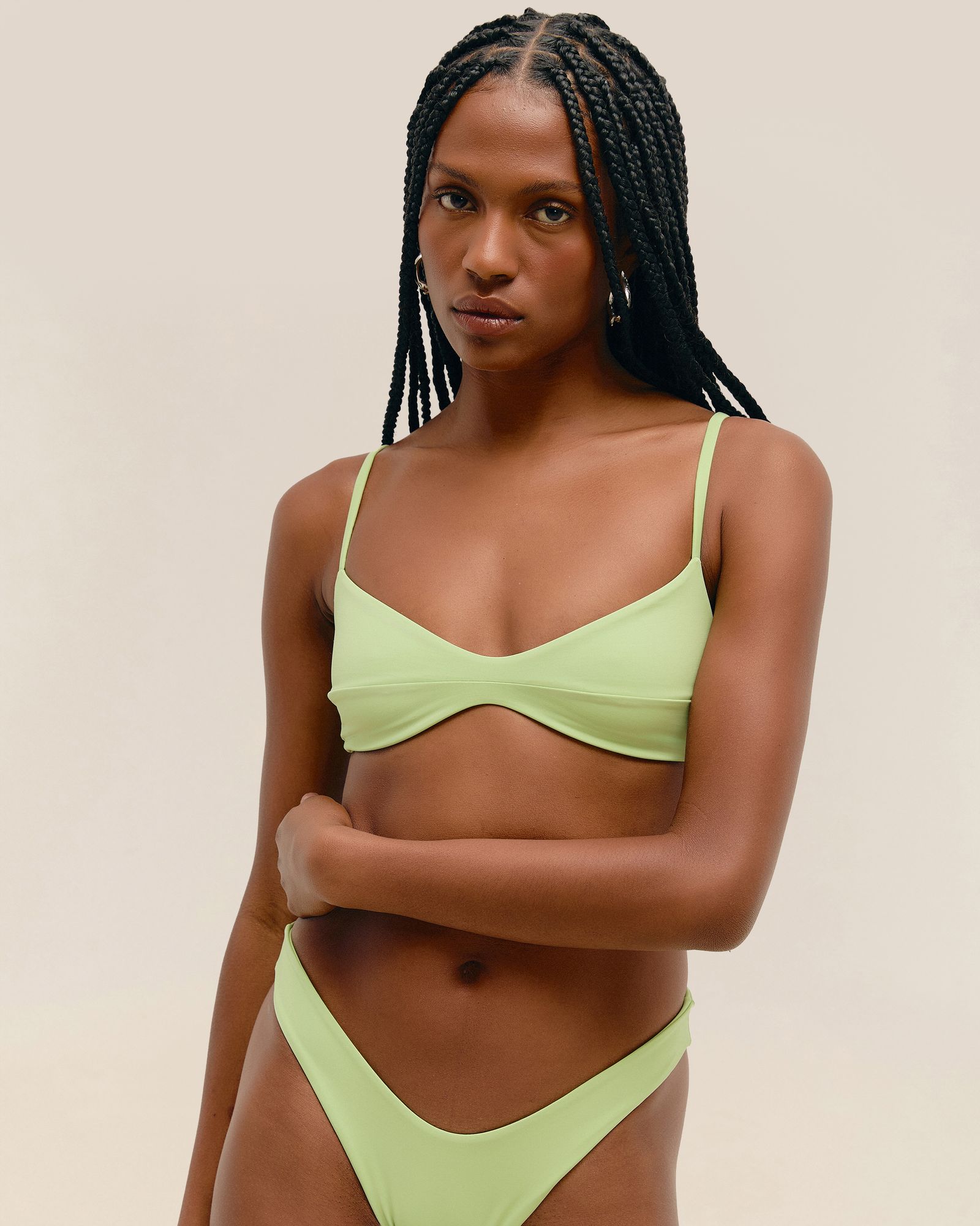 01030986_0407_4-TOP-MONICA-REGULAVEL